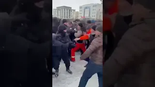Протестующие вступили в схватку с силовиками в Казахстане #митинг #казахстан #shorts