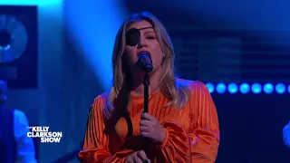 Kelly Clarkson performs soulful cover of Coldplay's 'The Scientist'