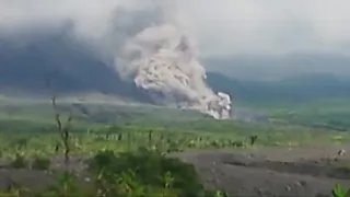 Indonesian authorities raise volcano warning to highest level | Top 10