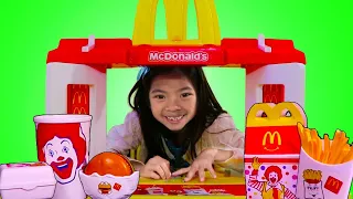 Emma Pretend Play con juguetes de MCDONALDS | ¡Divertida venta de garaje para NIÑOS!