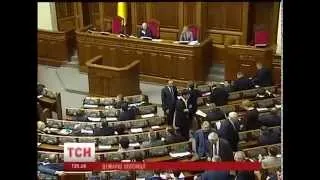 Регіонали і комуністи демонстративно залишили сесійну залу парламенту