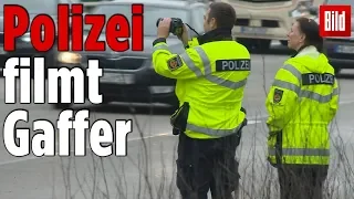 Lkw-Crash: Polizei filmt Gaffer im Gegenverkehr