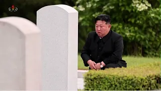 北朝鮮 「金正恩同志がヒョン・チョルヘ同志の逝去２周年に際し、みずから花を進呈 (김정은동지 현철해동지 서거 2돐에 즈음하여 묘소에 꽃송이를 진정)」 KCTV 2024/05/20 日本語字幕