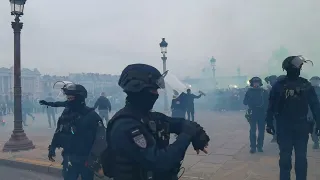Les supporters Maccabi Haïfa remontent les Champs-Élysées escortés par la police - 25 octobre 2022