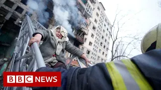 Ukrainian residents rescued after Russian strike hits apartment block in Kyiv - BBC News
