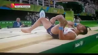 Гимнаст из Франции сломал ногу во время прыжка на Олимпиаде в Рио 2016