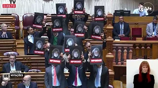 Chega protesta com cartazes depois de Parlamento recusar levantar imunidade a Catarina Martins