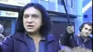 Gene Simmons gets called out by a fan (in sync)