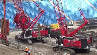 BERNABÉU OBRA 1080p. GRÚA SOBRE ORUGAS LIEBHERR MANIOBRANDO CON UN TRÉPANO. MADMZ21.