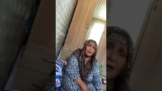 Бабушка таджичка поёт украинскую песню