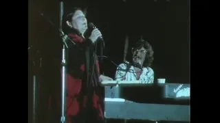 Charly García con Mercedes Sosa - Estadio Ferro (01/1983) - Video