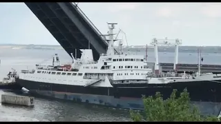 Корабль зацепился за мост в Николаеве
