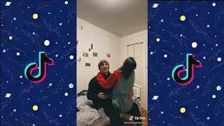 Abrazando  a mi novio mientras juega 💜 - Tik tok Recopilacion 😍