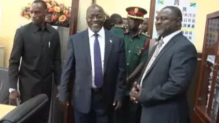 Rais Magufuli afanya ziara ya ghafla Wizara ya fedha Nov. 6, 2015