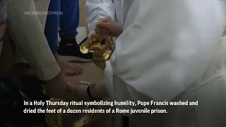 For Holy Thursday, Pope washes feet of prisoners