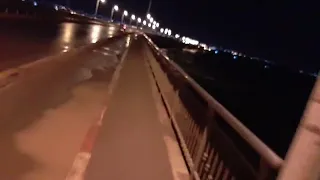 OM TV : UN HOMME SEMBLE SE JETE DANS LE TROISIEME PONT DE BAMAKO . THIERNO SUR LES LIEUX