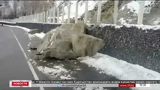 В Алматы из-за камнепада перекрыли дорогу на Медеу
