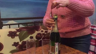 Как женщины открывают шампанское !!