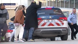 Los amigos de la víctima de Vilafranca golpean el vehículo policial que trasladaba al detenido