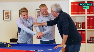 👀🪄Arsenal's resident club magician Marvin Berglas shows Ramsdale and Odegaard some tricks 🃏