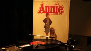 Aileen Quinn, Ann Rienking, Albert Finney & Chorus – Let’s Go To The Movies (Annie) (1982)