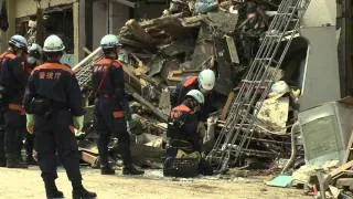 Japan Tsunami 22 Days On - Retrieving The Dead in Rikuzentakata - Raw Footage