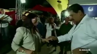 Pese a crisis, Maduro baila salsa en evento del Gobierno