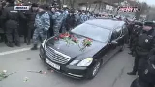 08.03.2015.  На похоронах Немцова образовалась многокилометровая очередь и давка
