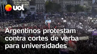 Argentinos protestam contra cortes de verba para universidades públicas em Buenos Aires