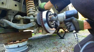 Replacing a worn out wheel bearing -  Nissan Navara D40