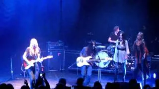 Lissie sings "When I'm Alone" with The Pierces at Shepherd's Bush Empire 13th December 2010