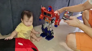 Baby M's encounter and reaction to the transformation of Robosen Optimus Prime