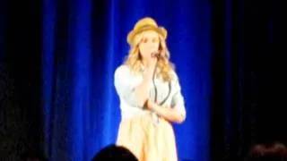 Candice sings "Over the rainbow" at #BloodyNightCon