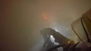 работа пожарных спасёная семья . большая пожарная нагрузка working fire