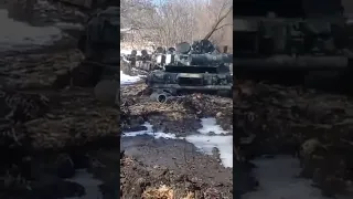 Entire column of Russian T80U tanks stuck in mud and abandoned