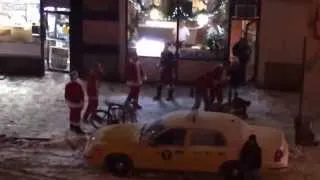 Санта-Клаусы устроили массовую драку