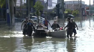 Água recua e um cenário de destroços desponta em Porto Alegre | AFP