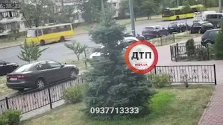 #Видео момента #дтп Киев героев Сталинграда 42, Оболонька автобус снес столб.  Потом водитель вышел