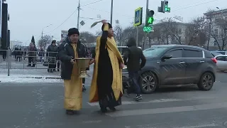 UTV. Крест животворящий. В Уфе протоиерей освятил места смертельных ДТП.