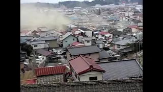 2011年3月11日東日本大震災　気仙沼市　家が津波でなぎ倒されていく・・