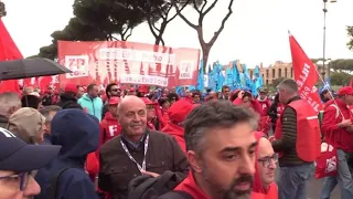 Cgil e Uil scendono in piazza a Roma, le voci dei manifestanti: "Il Governo deve fare molto di più"