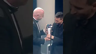 MESSI RECEBENDO O PRÊMIO DE MELHOR JOGADOR DO MUNDO PELA FIFA