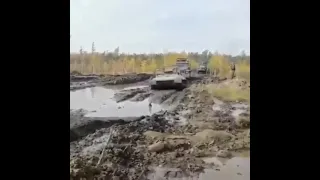 МТЛБ буксирует УРАЛ, по суровому бездорожью.