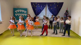 Występ taneczny z okazji Dnia Babci i Dziadka. Przedszkole Happy Kids.