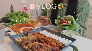 ENG) 친구와 함께 하는 돼지파티🥩 에프 통삼겹 구이와 치즈 닭갈비🧀 만들어 먹는 자취일상 ㅣ대파 고기 튀김, 치즈 닭갈비, 쫄면, 두부김치, 홍합야채죽, 쏘야