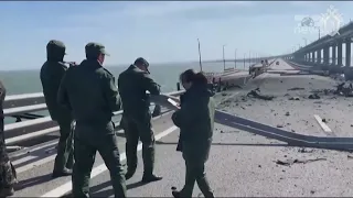 Top News - Ukraina godet sërish urën e Krimesë / Sulmojnë tre dronë nënujorë, Moska: I ndalëm