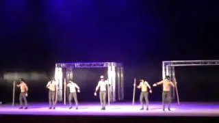 Испанские мужчины танцуют))) с завязанными глазами