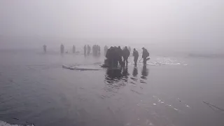 Оторвало лёд.Рыбаки спасали себя сами.На берегу помогали пожарные.