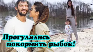 Анастасия Шубская с сыном и мужем Александром Овечкиным прогулялись к водоему покормить рыбок