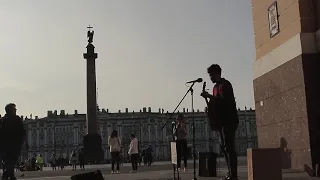 Уличный музыкант на Дворцовой площади / St. Petersburg, street musician on Palace square